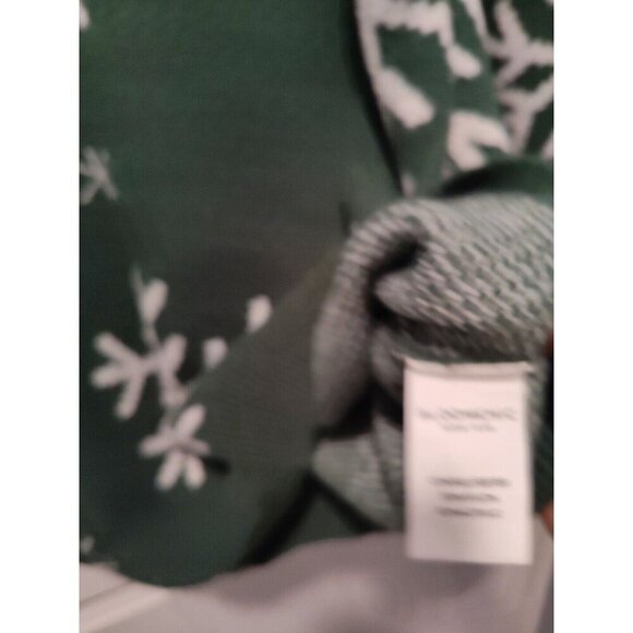 Bloomchic Women Sweater Size 12‎ Green and White w/Snowflake Design - Picture 7 of 8